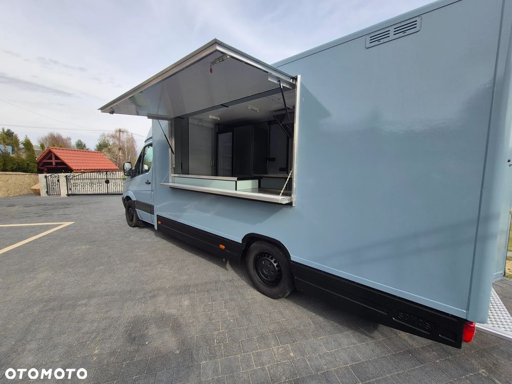 Mercedes-Benz Food Truck - 15