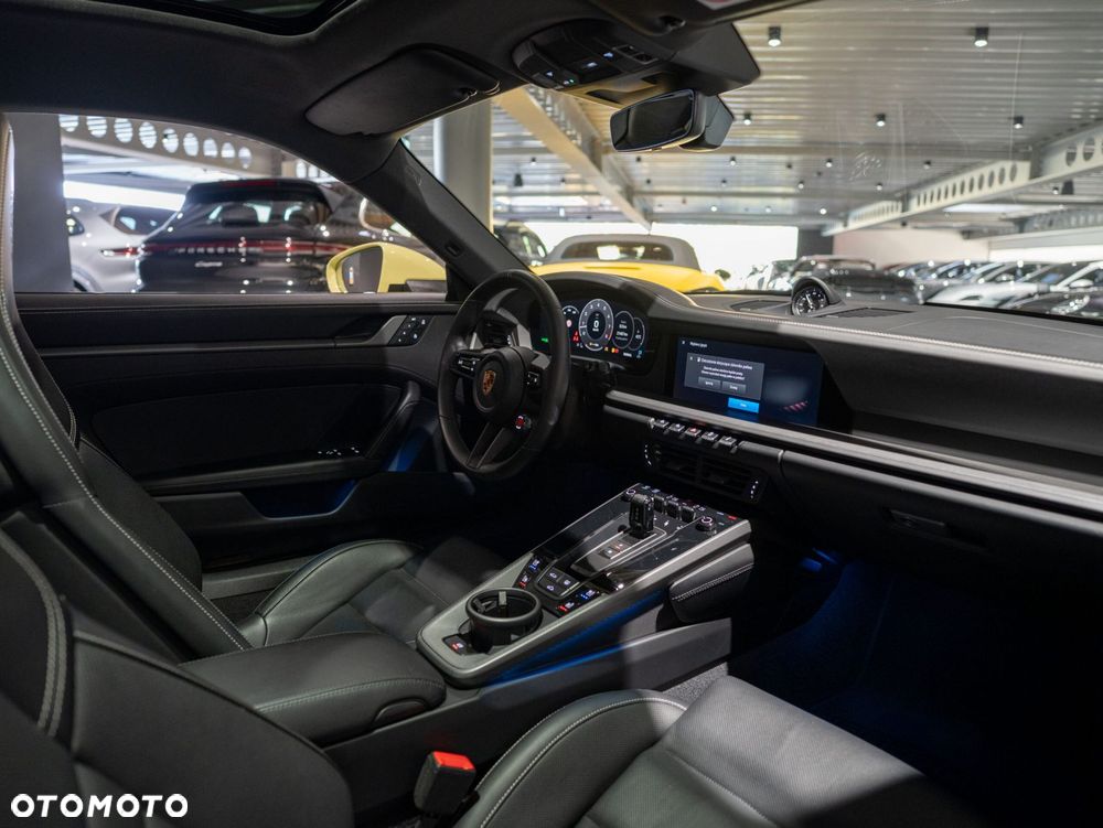 Porsche 911 Carrera - 30