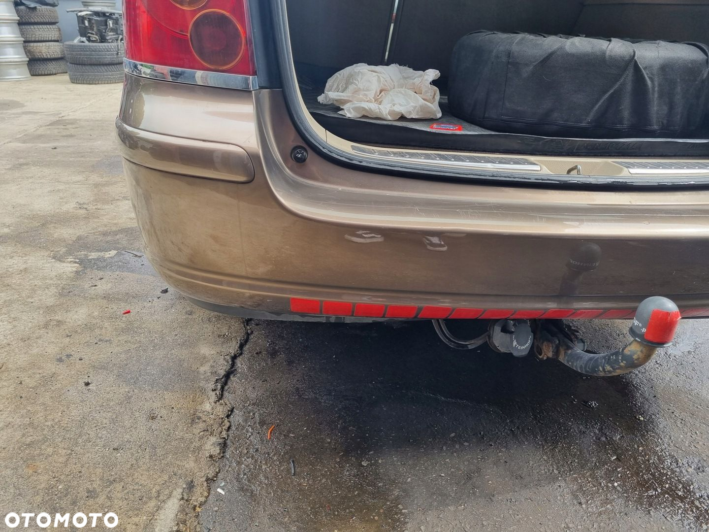 TOYOTA AVENSIS II T25 03-06 2005 r. KOMBI 4Q9 ZDERZAK TYŁ TYLNY - 4