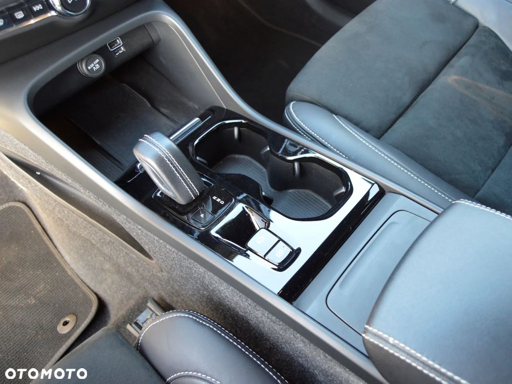 Volvo XC 40 B4 Plus Dark - 13