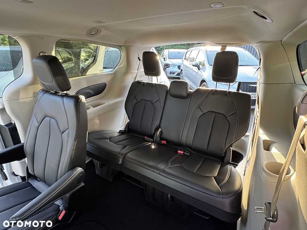 Chrysler Pacifica - 17