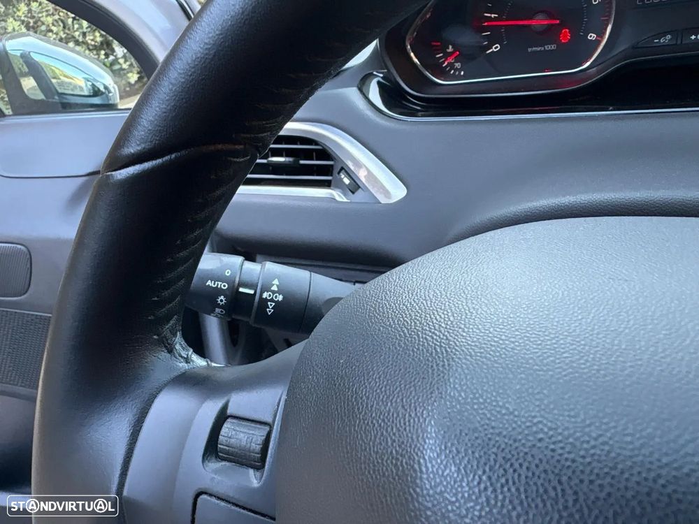 Peugeot 208 1.4 HDi SE Style - 26