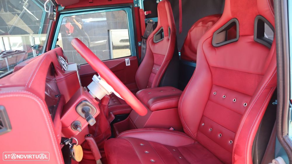 Land Rover Defender - 36