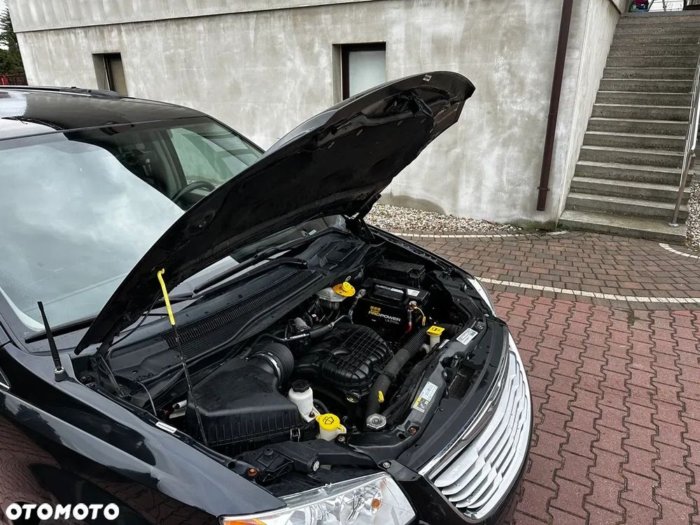 Chrysler Town & Country - 16