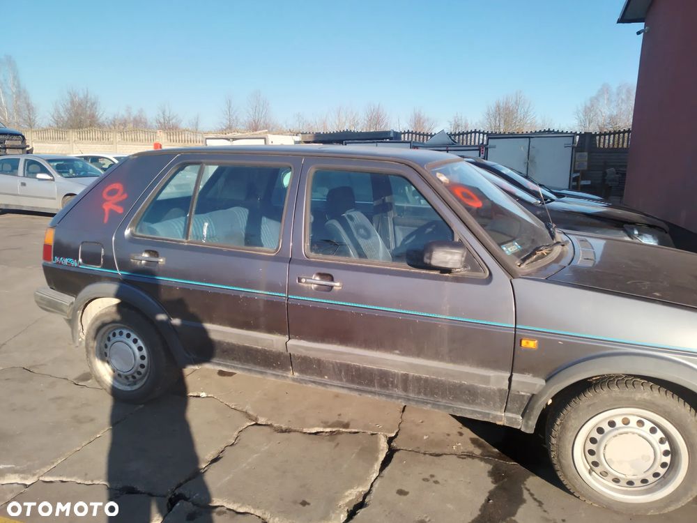 VW GOLF II  1.6 PN    BŁOTNIK PRAWY LEWY PRZÓD  LA7U - 10