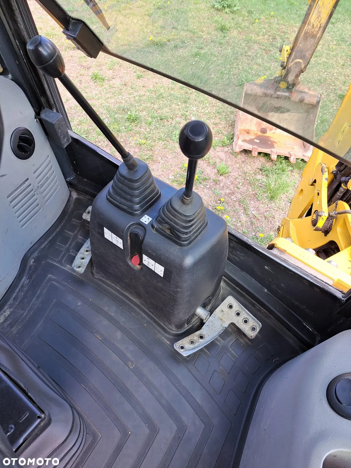Komatsu WB 93R - 13