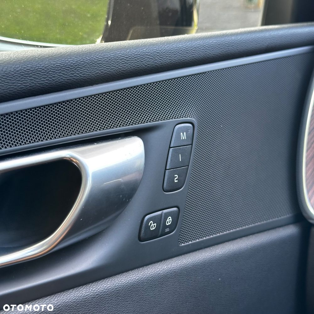 Volvo XC 60 B4 B Plus Dark - 17