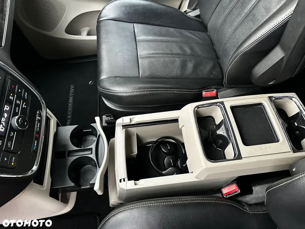 Chrysler Town & Country - 24