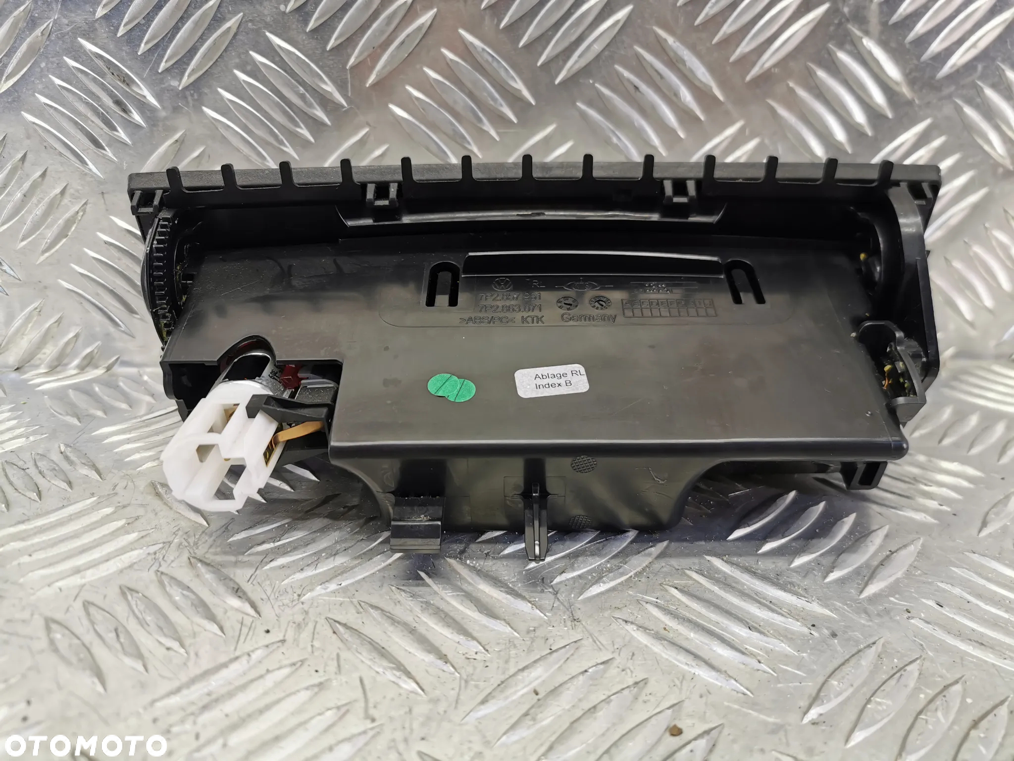 VW TOUAREG 7P 10-18R SCHOWEK POPIELNICZKA SRODKOWA 7P2857961 - 4