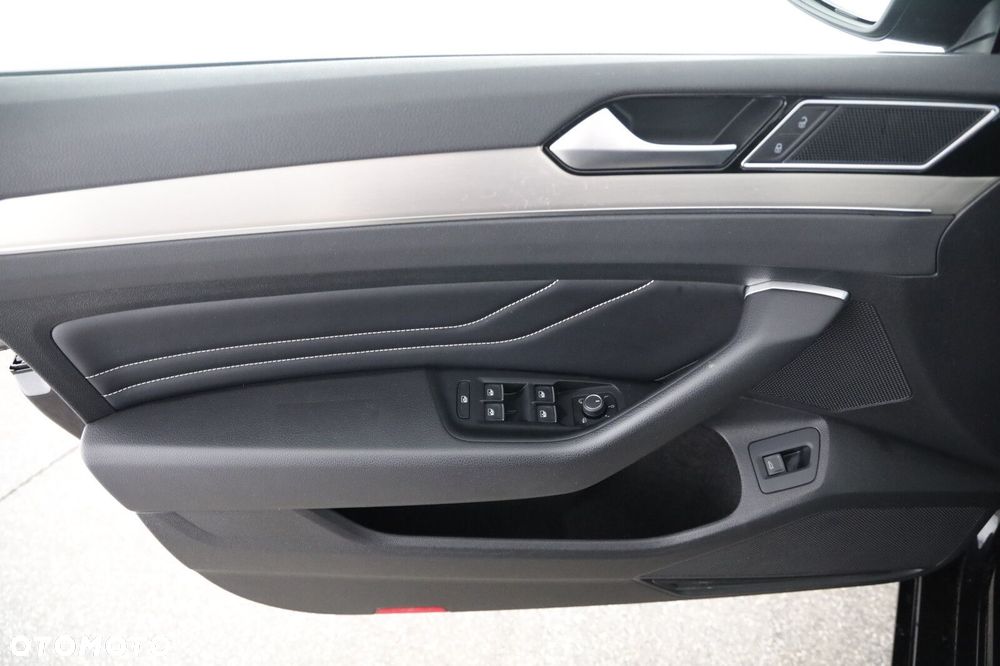 Volkswagen Passat Variant 2.0 TDI EVO Elegance DSG - 23