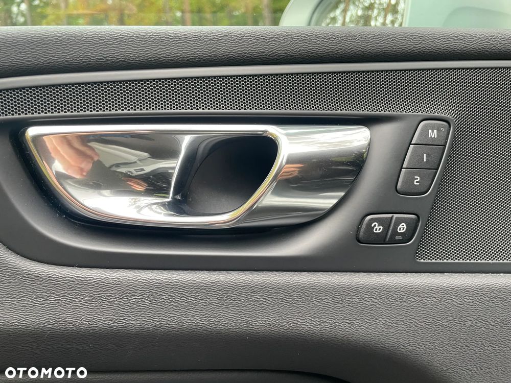 Volvo XC 60 D4 AWD R-Design - 18