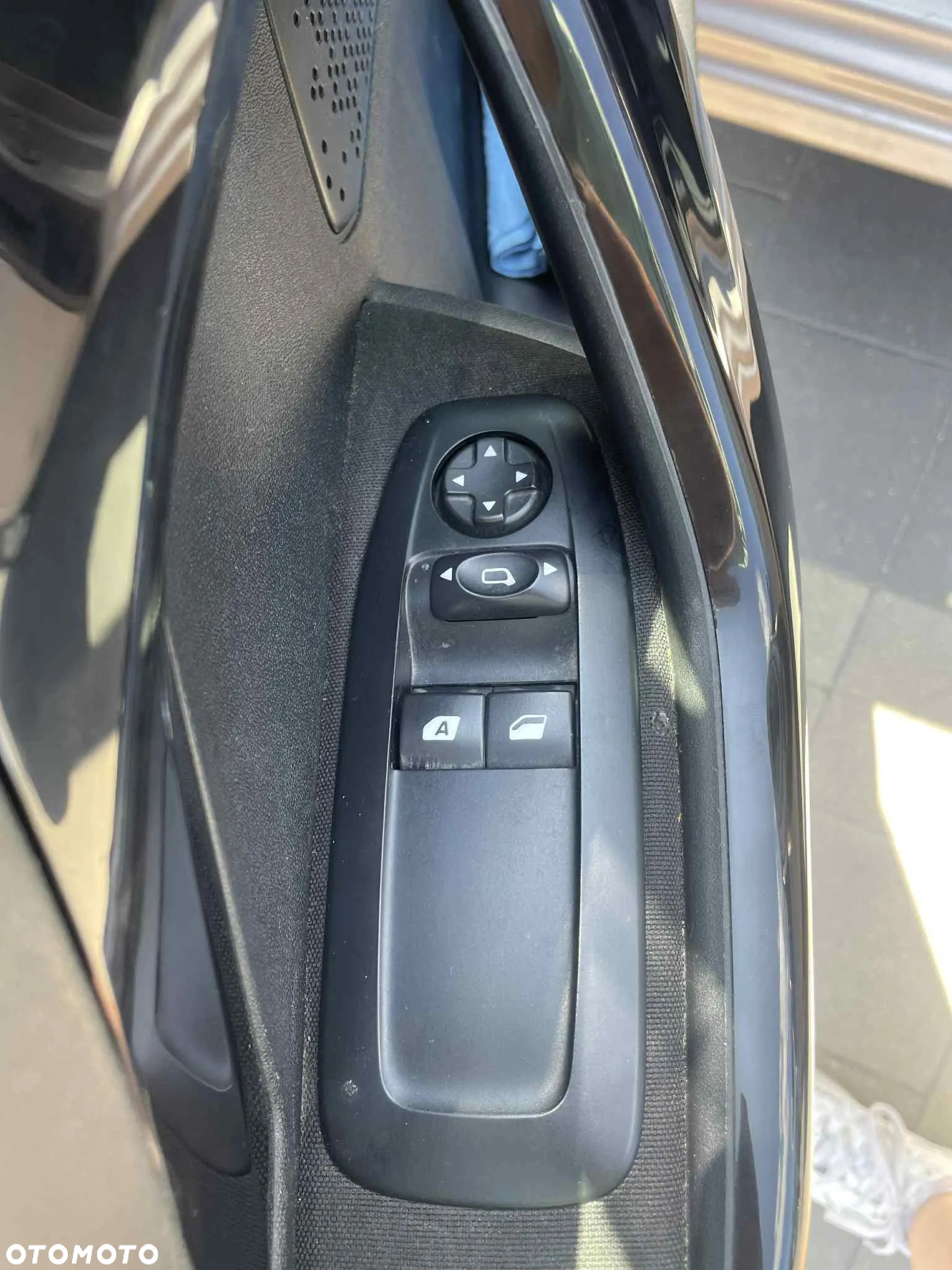 Peugeot 208 - 30