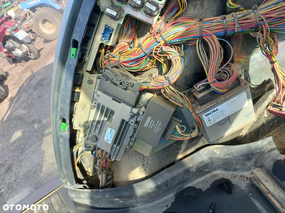 Kabina valtra,licznik ,wiązka elektryczna,dach,pulpit,wyświetlacz,ehr,sterownik,komputer,instalacja,szyberdach,R917008392,podłokietnik,pompka hamulcowa,orbitrol,t 194,t175,254,versu,q 305,t144,s,t234,t214,t154,s416,s374, - 23