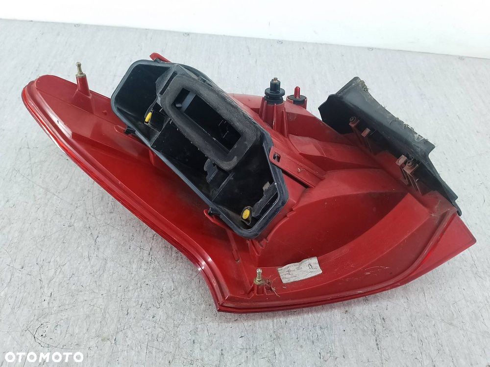 LAMPA TYLNA PRAWA PEUGEOT 407 SW 9641948680 KOMBI - 5