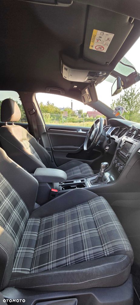 Volkswagen Golf - 6