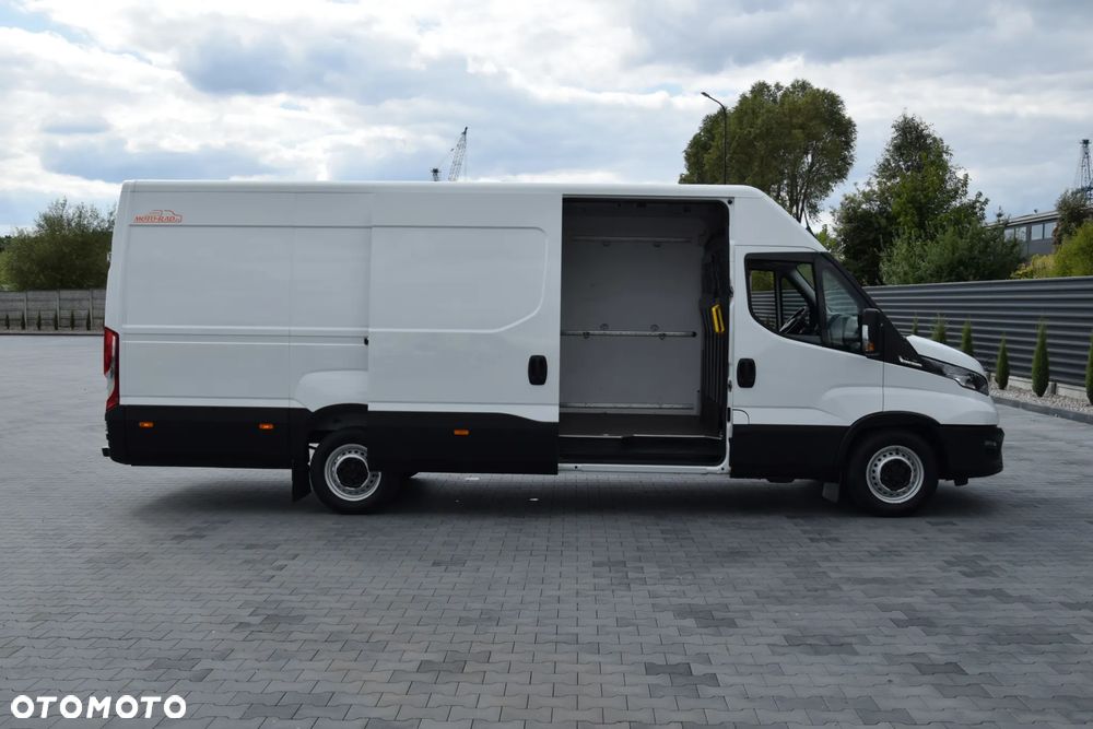 Iveco DAILY MAXI 35S14 / 2.3 - 140 KM / AUTOMAT HI-MATIC / NOWY MODEL / 3 OSOBY / DOSTAWCZE / BLASZAK / KAMERA COFANIA / TEMPOMAT / KLIMA / 2022 / SERWISOWANY / SPROWADZONY Z NIEMIEC - 18