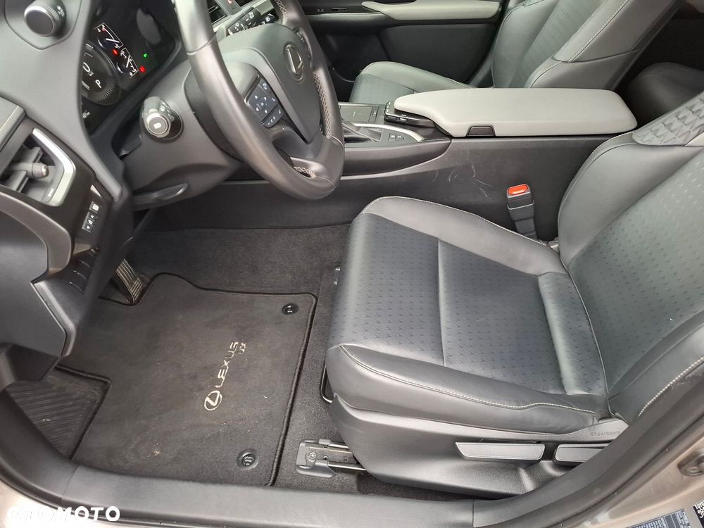 Lexus UX - 9