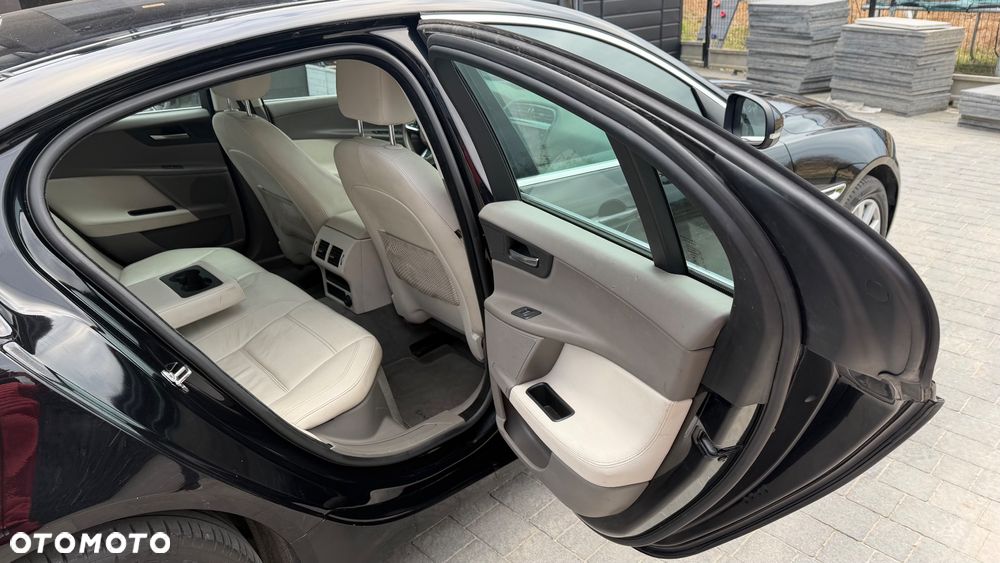 Jaguar XE 2.0 T Prestige - 12