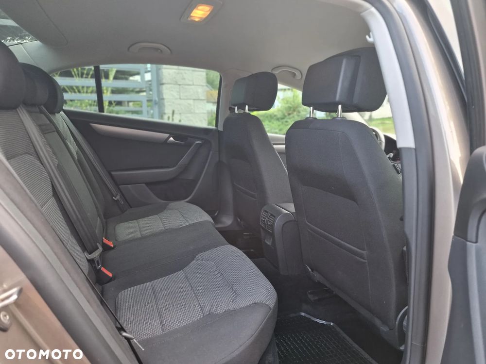 Volkswagen Passat - 11