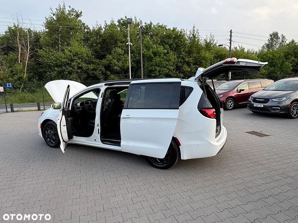 Chrysler Pacifica - 16