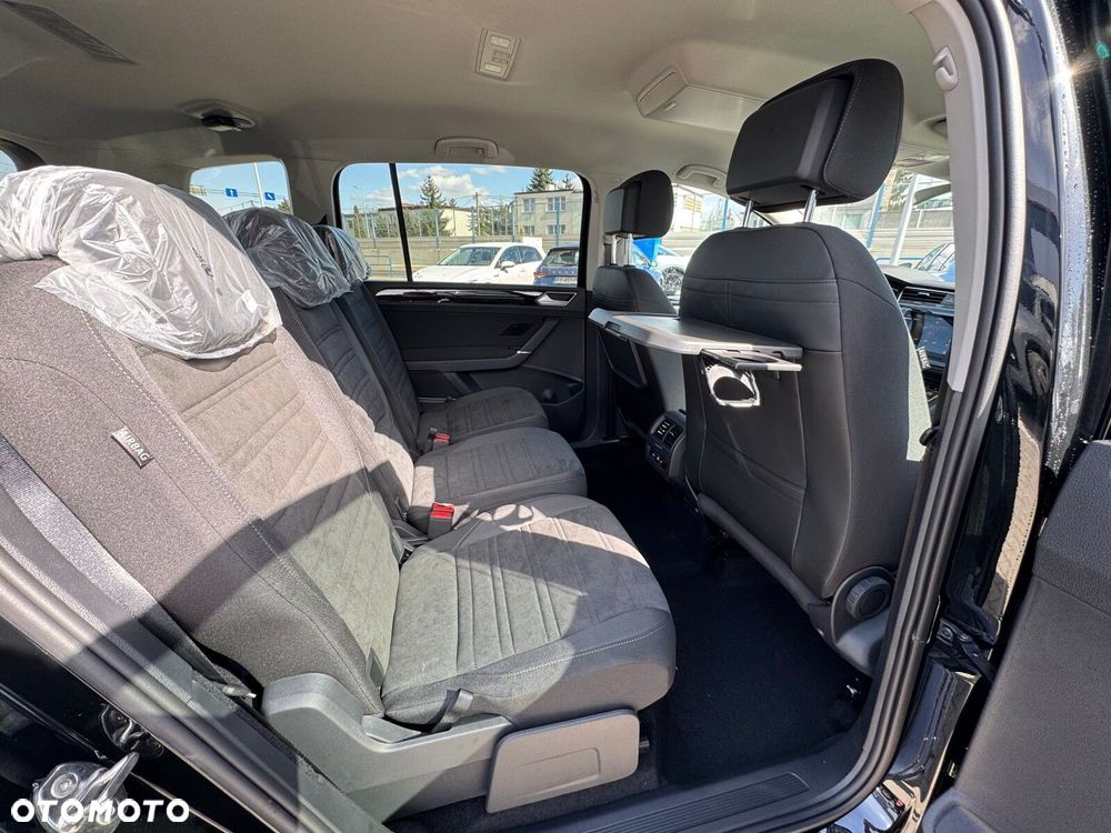 Volkswagen Touran - 11
