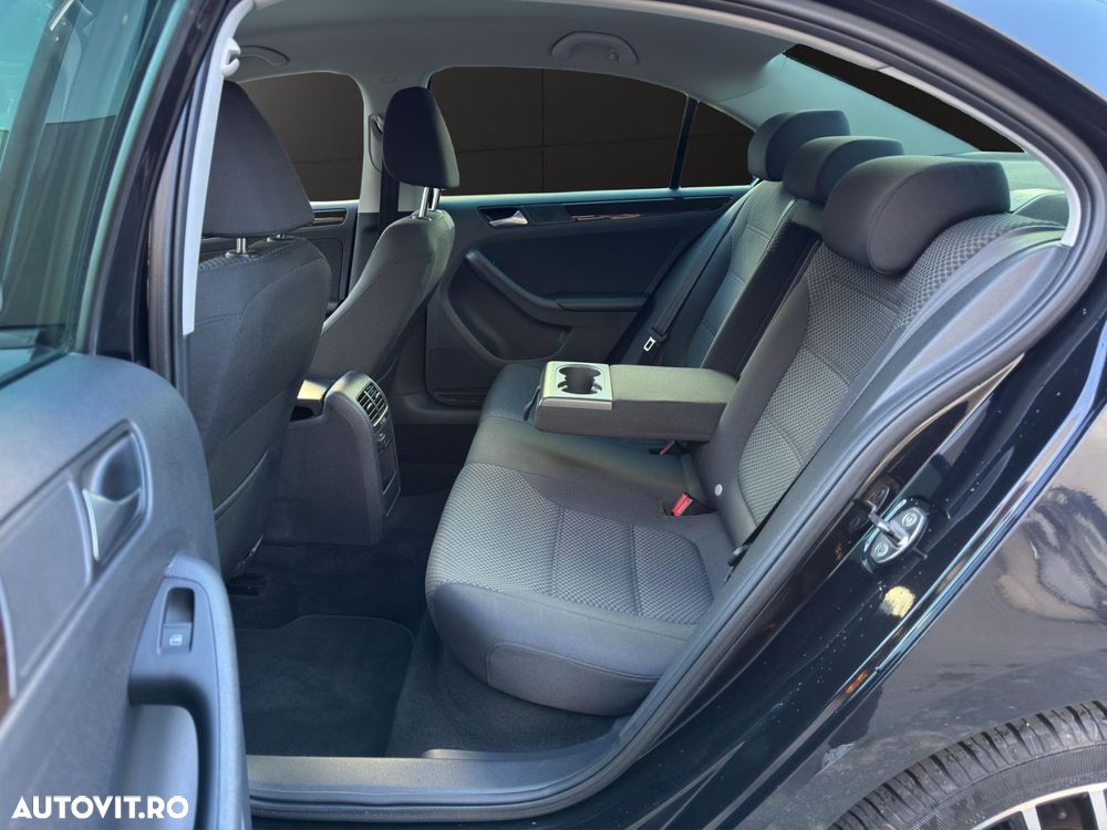 Volkswagen Jetta - 8