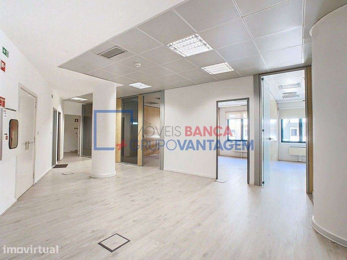 Escritório com 153m2 na Av. Columbano Bordalo Pinheiro - Grande imagem: 4/21