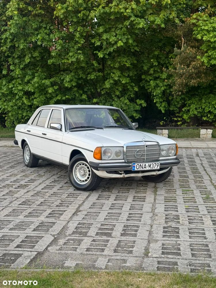Mercedes-Benz W123 1982 photo 3