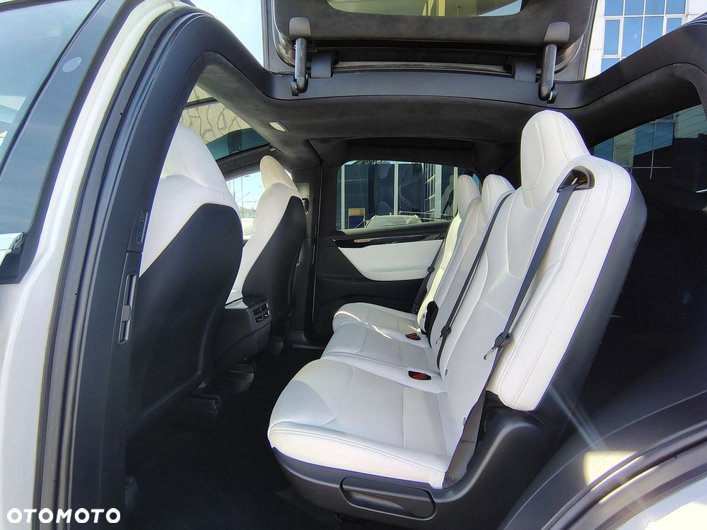 Tesla Model X - 13