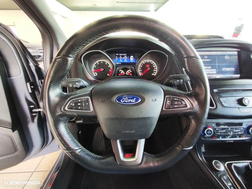 Ford Focus 2.0 EcoBoost ST c/ Pack Pele Desportiva - 28