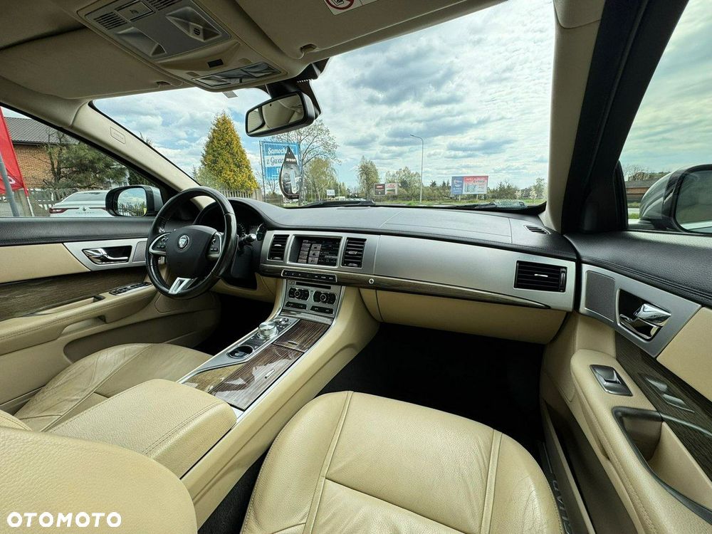 Jaguar XF 2.2 D Luxury - 24