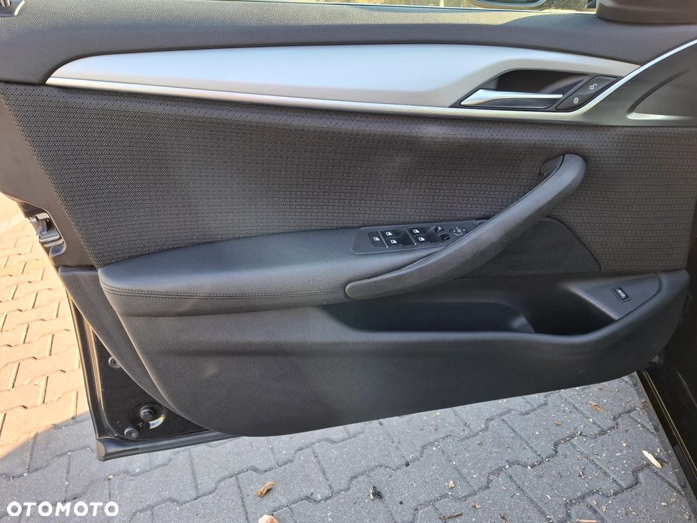 BMW Seria 5 518d - 13