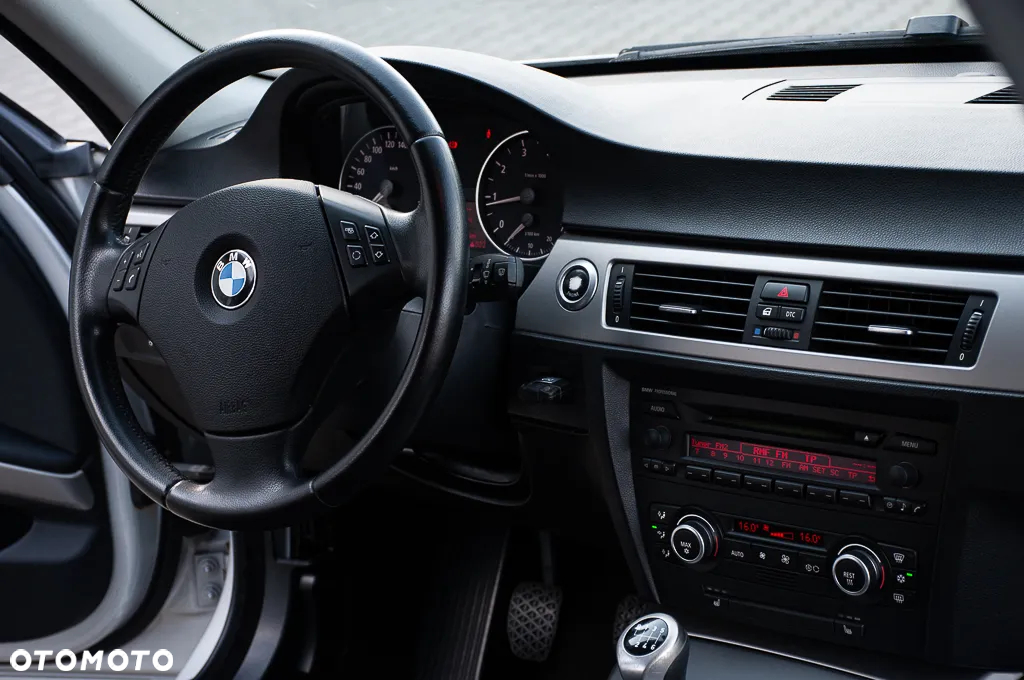 BMW Seria 3 318i Touring - 36