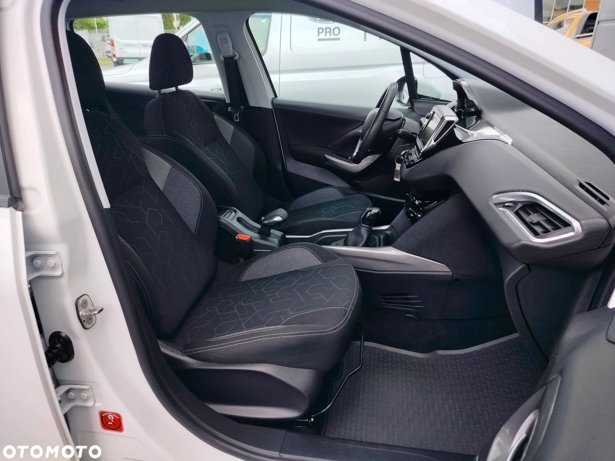 Peugeot 2008 1.2 Pure Tech Style S&S - 12