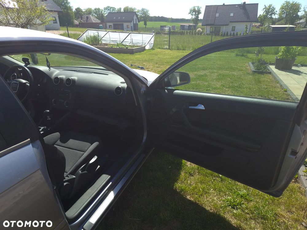 Audi A3 3-drzwiowe 1.6 FSI Ambiente - 3