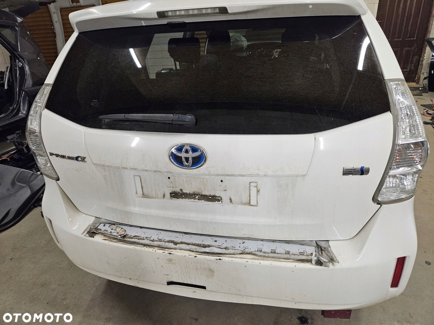 Toyota PRIUS PLUS klapa 040 - 1