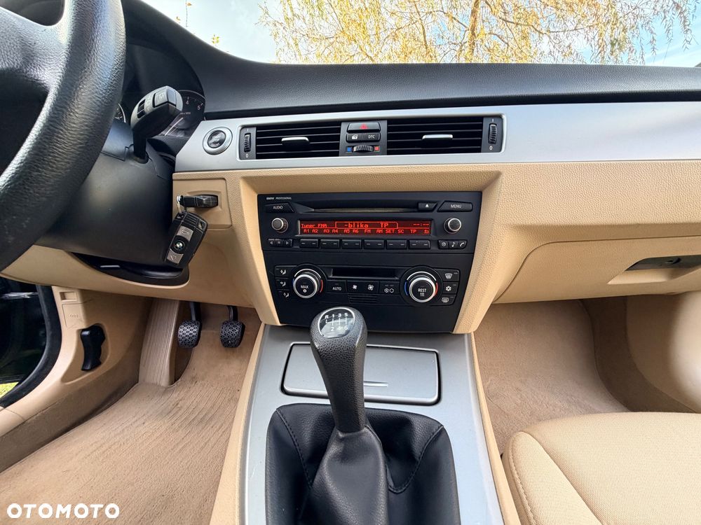 BMW Seria 3 325i - 25