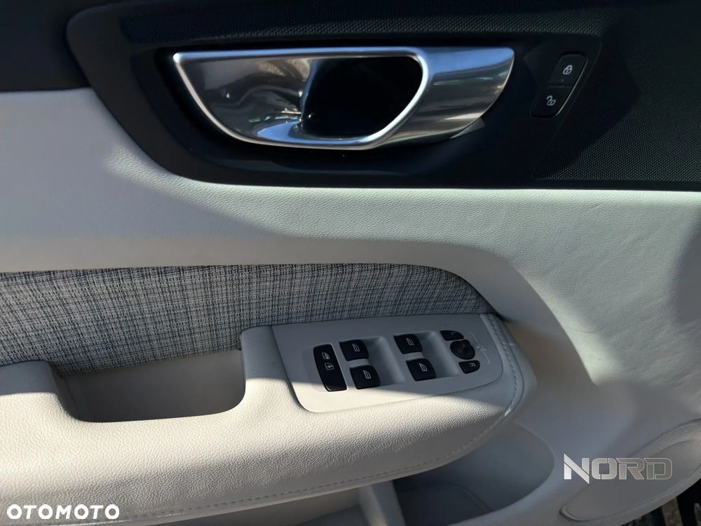 Volvo XC 60 T6 Plug-In Hybrid AWD Core - 17