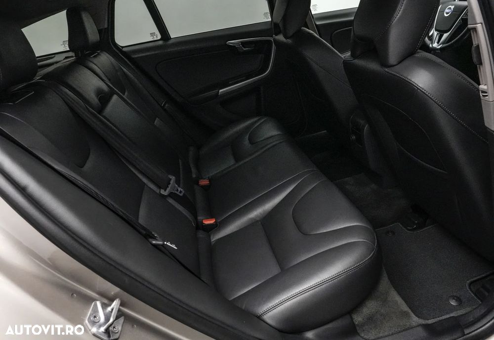 Volvo V60 D5 Momentum - 16
