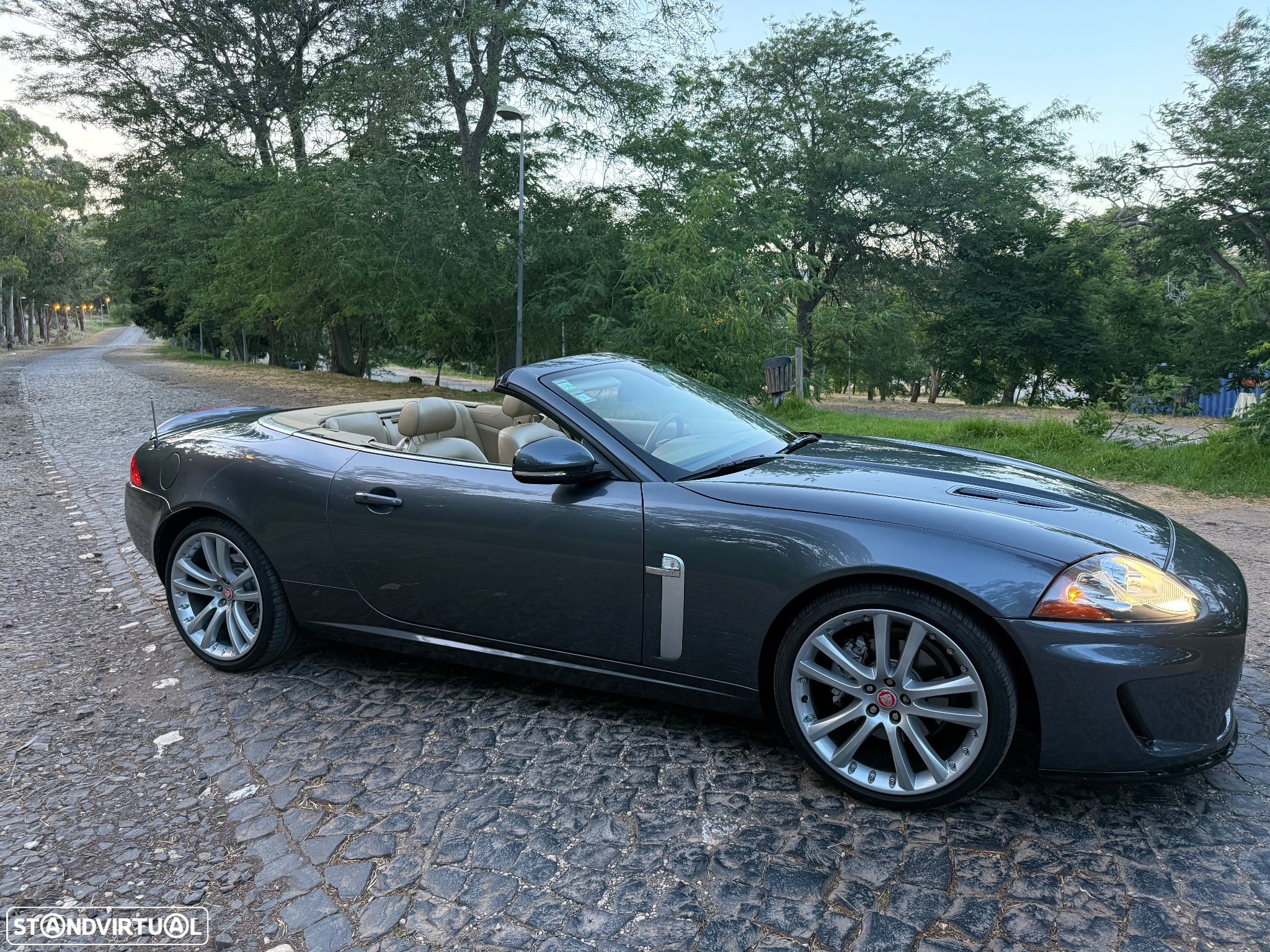 Jaguar XK 4.2 V8 Convertible - 31