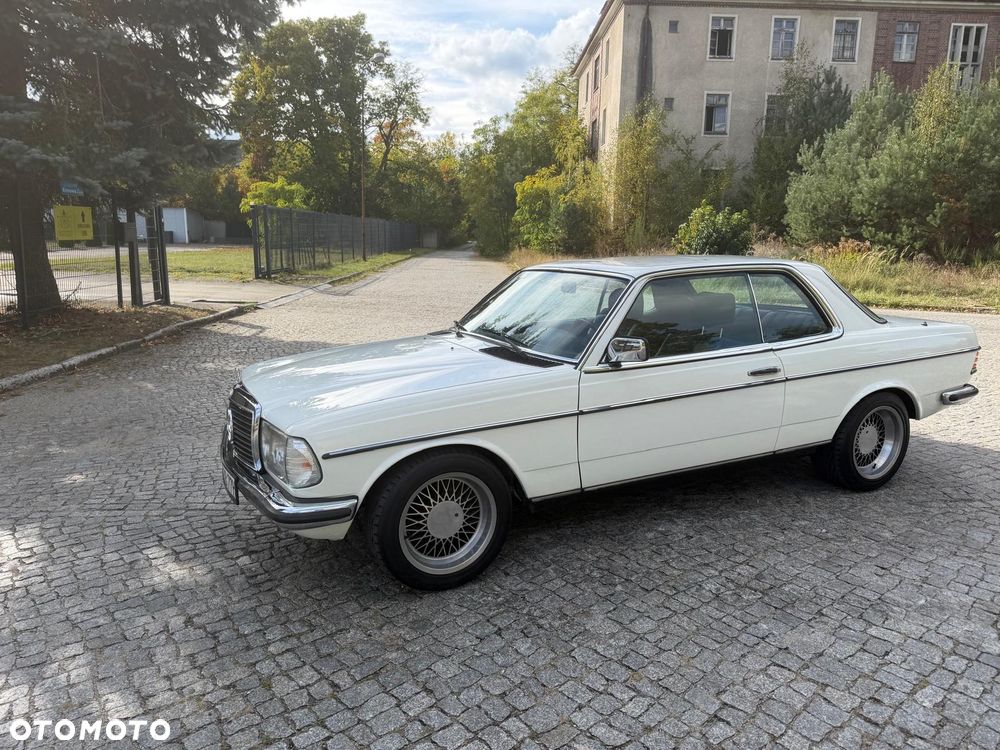 Mercedes-Benz W123 - 12