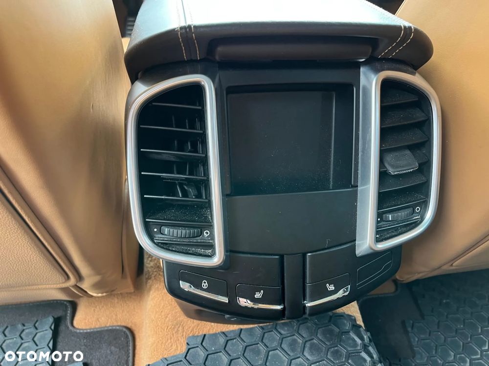 Porsche Cayenne - 26