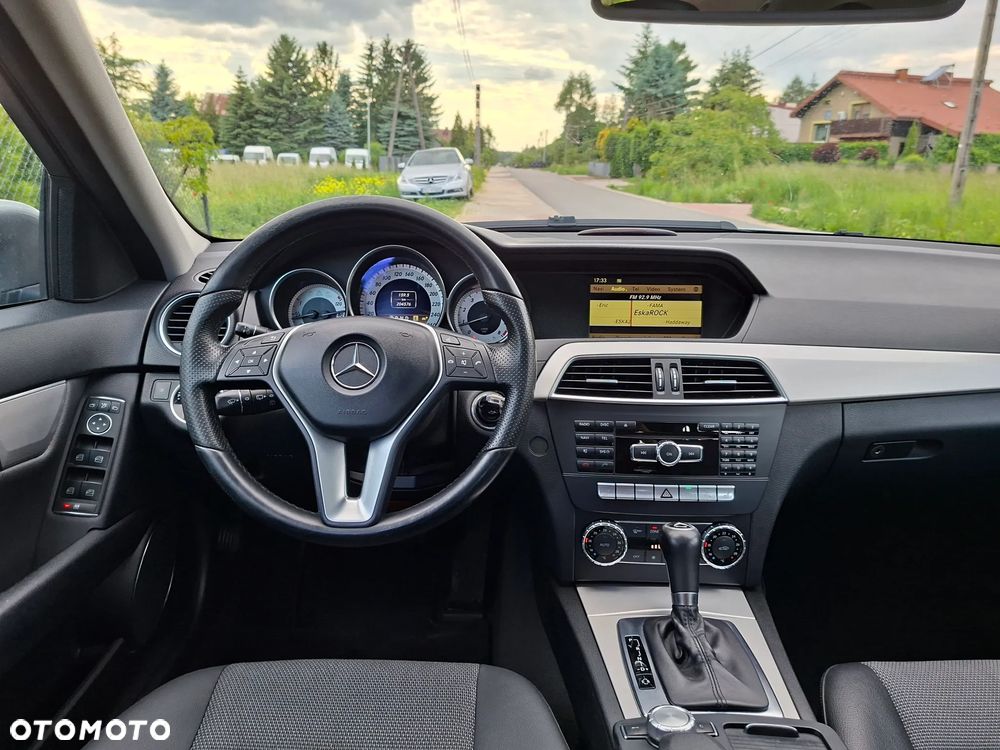 Mercedes-Benz Klasa C 180 CGI Automatik BlueEFFICIENCY Avantgarde - 25