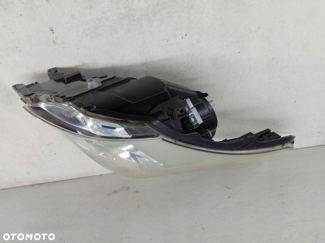 Toyota Avensis T27 prawa lampa przednia przód reflektor - 8
