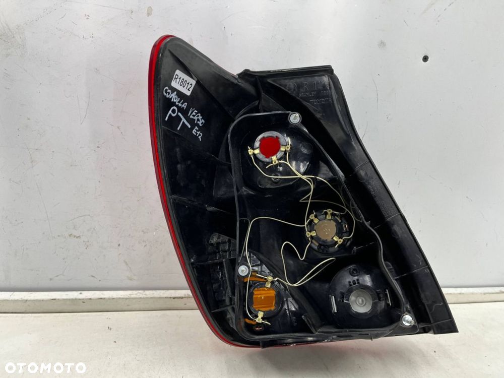 Lampa Toyota Corolla Verso I E12 01-04r. prawa tylna w błotnik oryginalna prawy tył - 15