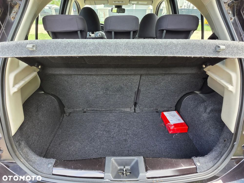 Nissan Micra 1.2 Bild der Frau - 12