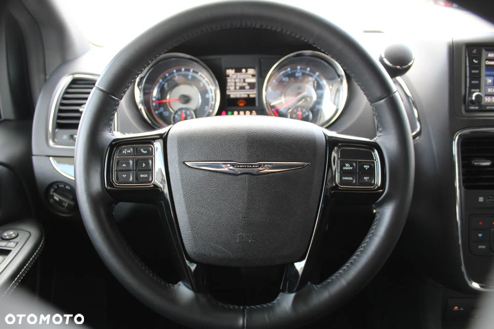 Chrysler Town & Country - 28