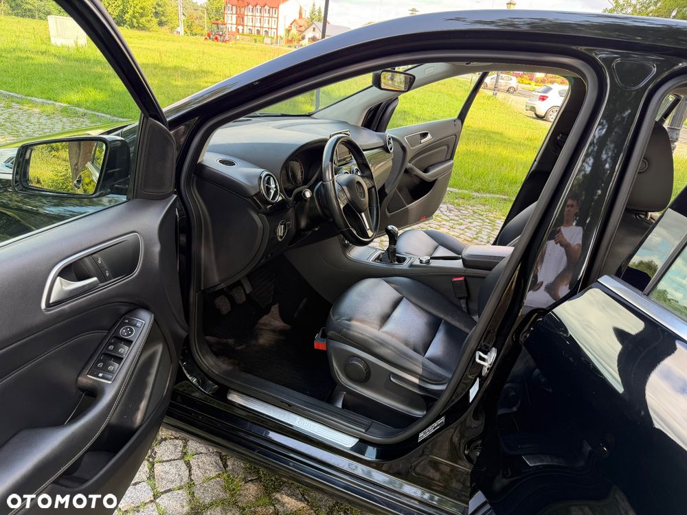 Mercedes-Benz Klasa B 180 d Peak Edition - 22