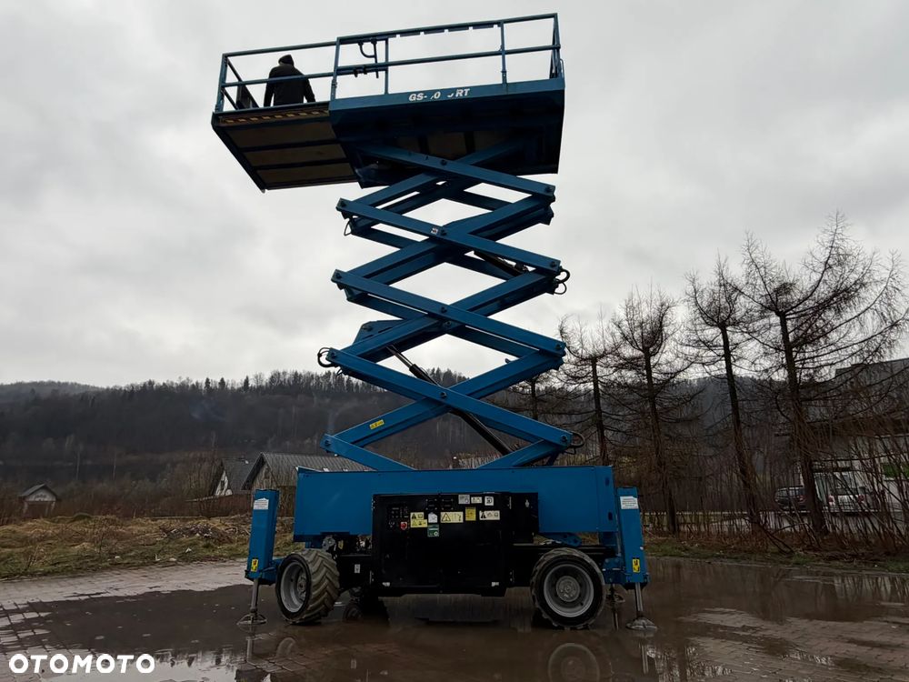 Genie Zwyżka Terenowa GS-4069RT Podnośnik Nożycowy Dźwig 14,5 metra jak Nowa z salonu! 1300 mtg. 2016 rok, Fabryczna przetwornica! 2x Gniazdo 230v góra dół. Pochodzi z Norweskiego urzędu Komuny. Zadbana! 4x4 Silnik Kubota. Zero Luzów i wycieków. Aktualne Serwisy DEKRA BMWT. Wysuwany Balkon. Sterowana z dołu i góry. Okazja Tanio !! Dokumentacja! Bez DPF, adBLUE - 5