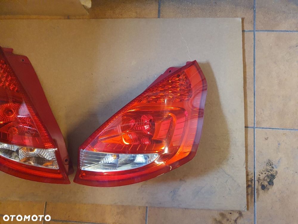 LAMPA L/P TYŁ FORD FIESTA MK7 VII - 2